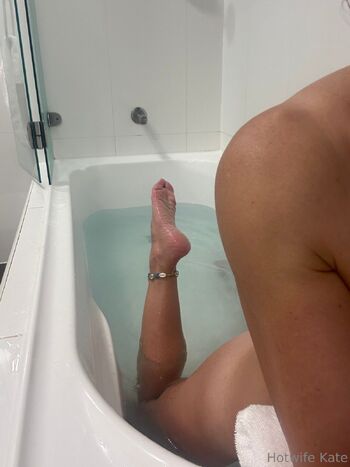 Kat / hotwife-fun nude photo #8