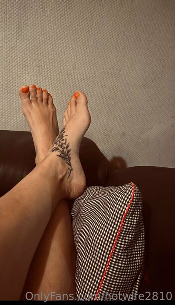 Brunette Hotwife / hotwife2810 nude photo #4