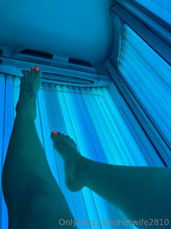 Brunette Hotwife / hotwife2810 nude photo #5