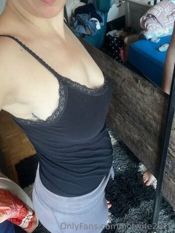 Brunette Hotwife / hotwife2810 nude photo #8