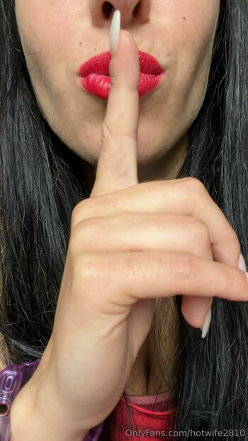 Brunette Hotwife / hotwife2810 nude photo #16