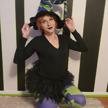 Sara Rorre / housewifelife1 nude photo #29