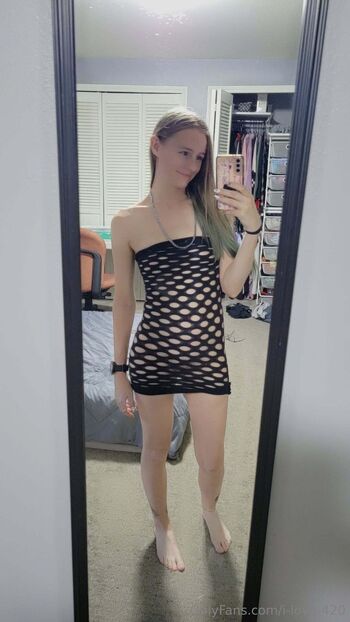 Its me / i-love-420 nude photo #1