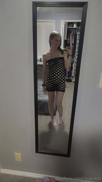 Its me / i-love-420 nude photo #6