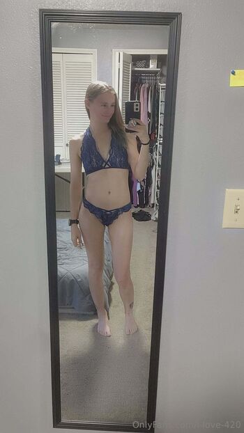 Its me / i-love-420 nude photo #9