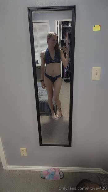 Its me / i-love-420 nude photo #10