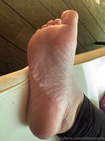 Ari / intensearia nude photo #1