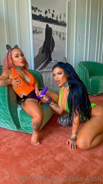 toochi kas / italia_kash nude photo #4