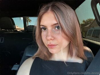 dev / its.devon nude photo #5