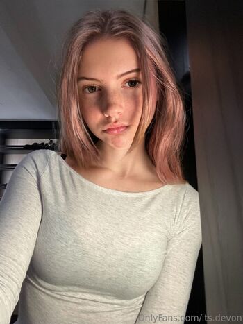 dev / its.devon nude photo #7