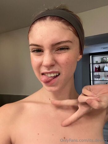 dev / its.devon nude photo #16