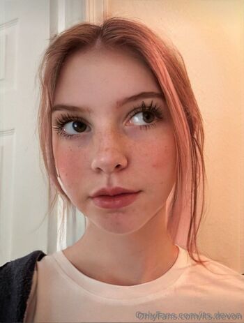 dev / its.devon nude photo #17