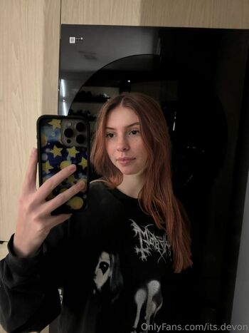dev / its.devon nude photo #38