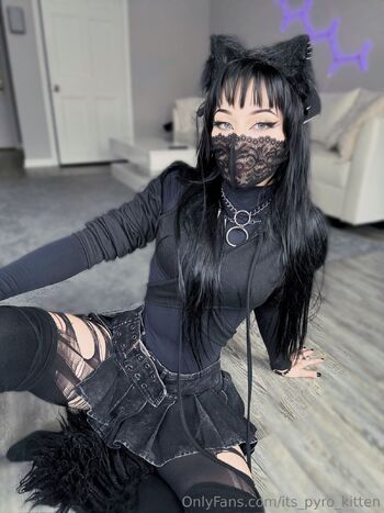 Pyro kitte / its_pyro_kitten / pyrokittenx / itspyrokitten nude photo #7