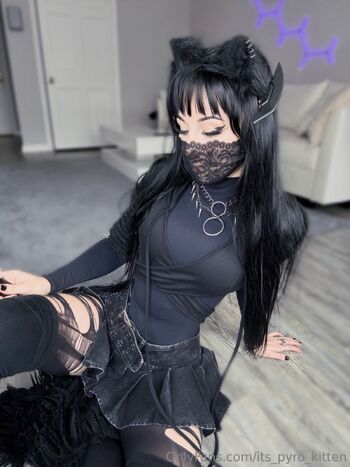 Pyro kitte / its_pyro_kitten / pyrokittenx / itspyrokitten nude photo #17