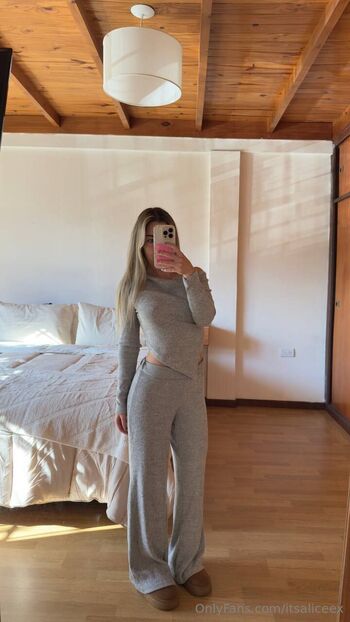 OnlyFans / itsaliceex nude photo #9