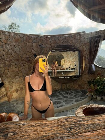 Emily / itsemilykent nude photo #2