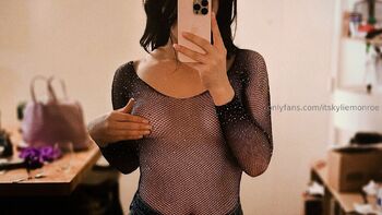 Kyli / itskyliemonroe nude photo #15