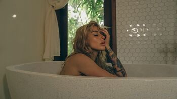 Lili / itslilierose nude photo #3