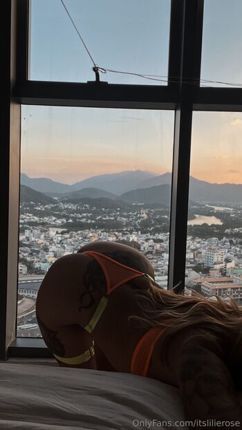 Lili / itslilierose nude photo #5