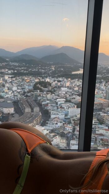 Lili / itslilierose nude photo #6