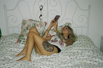 Lili / itslilierose nude photo #12