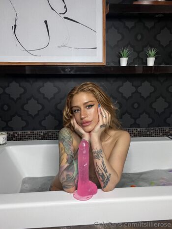 Lili / itslilierose nude photo #16