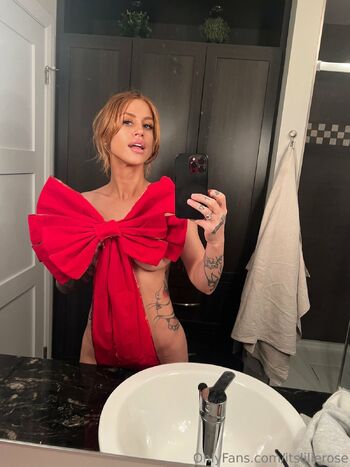 Lili / itslilierose nude photo #24