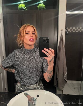 Lili / itslilierose nude photo #34