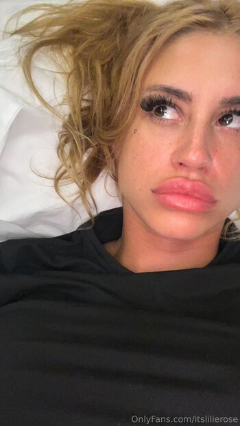 Lili / itslilierose nude photo #36