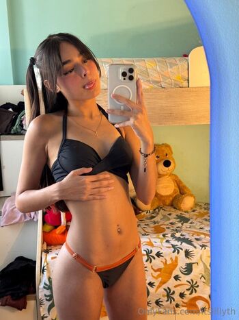 Lilly / itslillyth nude photo #2