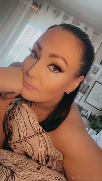 Valiri / itsme.valirie nude photo #1