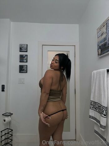 Chyn / itsschynaxx nude photo #11