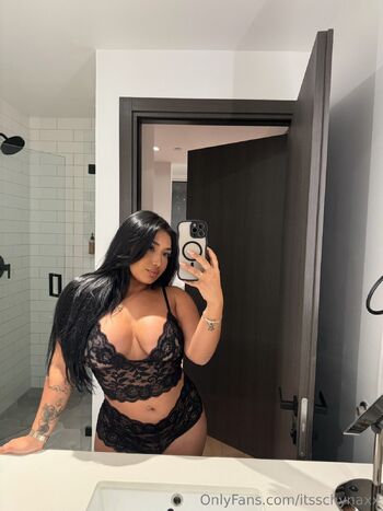 Chyn / itsschynaxx nude photo #35