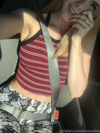 Av / itsuncoveredavafree nude photo #39