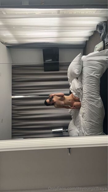 freya fay / itsyourgirlfreya nude photo #1