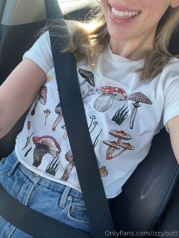 DizzyIzzyBut / izzybutt / dizzyizzybutt / izzybuttt / dizzzyizzzzy / izzy_butt nude photo #16