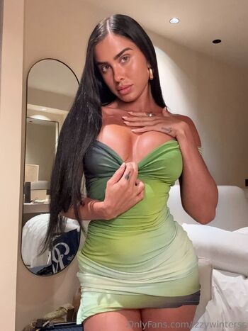 Izzy / izzywinterss nude photo #13