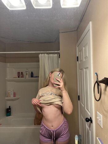 izzy / izzyynicolee nude photo #1