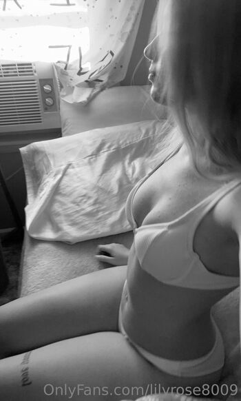 izzy / izzyynicolee nude photo #3