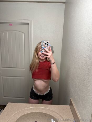izzy / izzyynicolee nude photo #5
