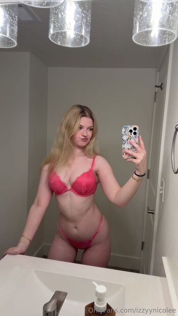 izzy / izzyynicolee nude photo #12