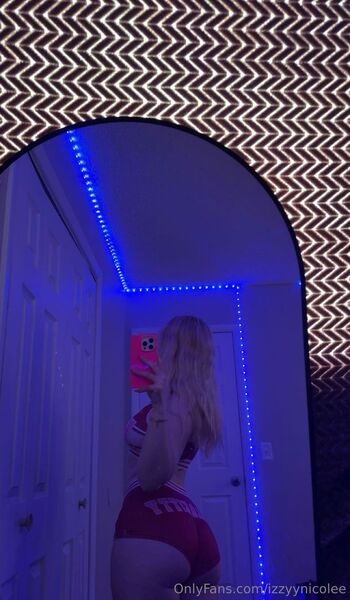 izzy / izzyynicolee nude photo #18