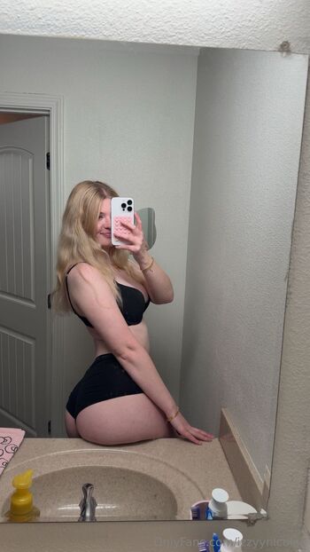 izzy / izzyynicolee nude photo #25