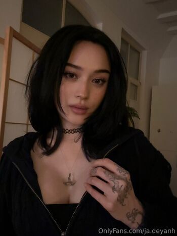 JadeyAn / ja.deyanh nude photo #6