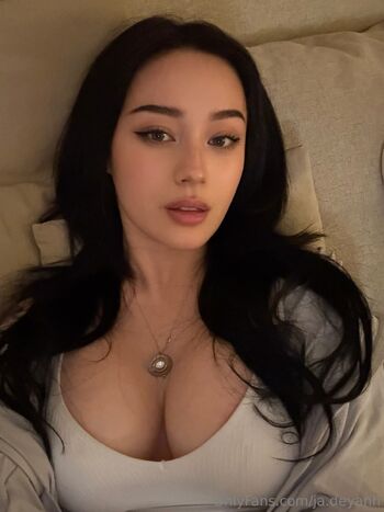 JadeyAn / ja.deyanh nude photo #38