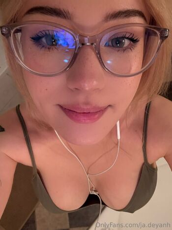 JadeyAn / ja.deyanh nude photo #39