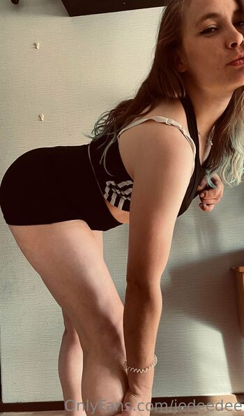 Annik / jedeedee nude photo #3