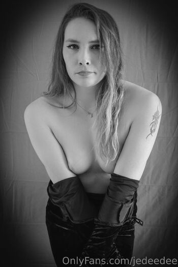 Annik / jedeedee nude photo #6