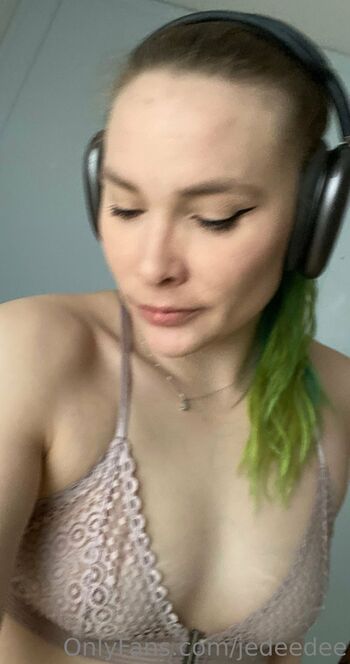 Annik / jedeedee nude photo #16